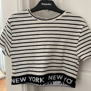 Zara tröja fin  - En jätte fin trevlig tröja från zara använd kanske 3 gånger men fint skick är lite större en vad man tror för att den är väldigt strätskig så passa flera storlekar❤️