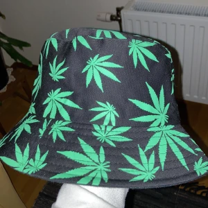 Bucket hat - som ny. möts upp i stockholm, annars betalar köparen frakten