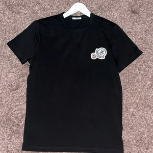 Moncler - Storlek s, herr! En för 800kr och båda för 1600kr om du vill ha det fraktat får du stå för frakten☺️