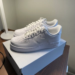 Nike Air Force 1 ’07 strl 44  - Helt nya från Nike. Skorna är äkta och kvitto kan visas. Skor som just nu är helt slutsålda med hög efterfrågan. Passa på!