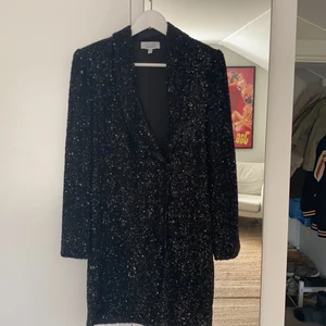 Svart glittrig klänning & other stories - Säljer min nästan helt nyinköpta kavajklänning från &other stories. Klänning är endast använd en gång och därmed i mycket bra skick🥰