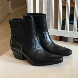 Boots Primeboots - Köpte dessa nyligen från sellpy men de var tyvärr för små😭 Verkar vara helt oanvända så superbra skick. Passar snarare en 38 än 39. Hör av dig om du vill ha fler bilder! Köparen står för frakt✨