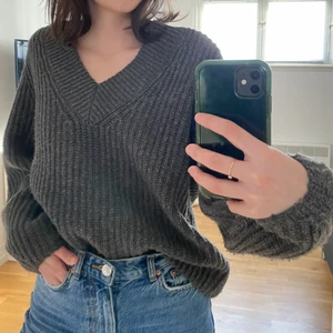 Grå stickad tröja - Grå stickad tröja i storlek S, tröjan är ifrån hm! Kommer tyvärr inte till användning längre!