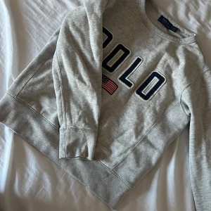 Ralph lauren tröja - Säljer denna fina Ralph lauren tröja pga att den är för liten för mig. Den är använd men har inga skador på sig, och inga fläckar vad jag kan hitta! Storleken skulle jag säga är en som en xs. Den är mysig och bekväm, passar till det mesta. Färg : ljusgrå 