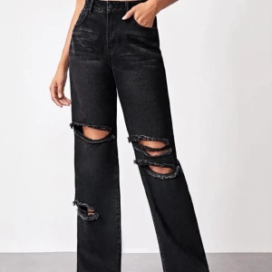 Raka håliga jeans - De finaste svarta raka jeansen, har slitningar. Köparen står för frakten<3☁️