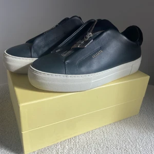 Axel Arigato skor - Säljer mina Axel Arigato skor då jag tyvärr köpte dom i fel storlek och skickade aldrig tillbaka dom. Använda någon enstaka gång, sedan har dom bara stått i garderoben. Nypris ca 1800 men säljer dom för 1200. Köparen står för eventuell frakt.❤️‍🔥