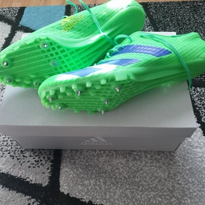 Adidas Adizero Finesse Spikskor - Helt Nya och grymma Adidas Adizero Finesse spikskor (strlk 44) som säljes pga att de är riktigt stora på mig. Har ändat testat de o sättit på spikarna. Perfekta för allt från 60-400m även häck. Nypris runt 1500Kr