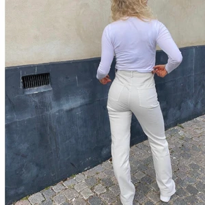 Byxor med slits - Köpte dessa byxor som jag använt 4 gånger max, inga defekter. Den är stretchig och hög i midjan passar jätte fint med nike airforce. Kan skicka fler bilder vid behov detta är inte en bild på mig utan från hemsidan och såklart köpare står för frakt!💗