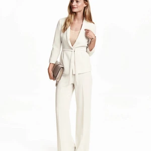 Kostymset H&M - Fantastiskt fint och elegant kostymset från H&M i Stl 34/36. Nypris 799kr kavaj och 499kr byxor. Använt 2ggr