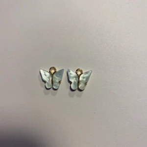 💗 - Säljer dom här fina blåa fjärils örhängerna🦋