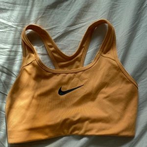 Nike  - Säljer denna fina oranga träningstoppen ifrån nike i storlek S (Även xs) den klämmer inte åt någonstans och är i bra skick! Använd 5-10 gånger men tvättat den många gånger!. 