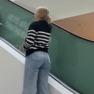 Stickad tröja - Tröjan är lite nopprig, inte stickig och den är skön att ha på sig.