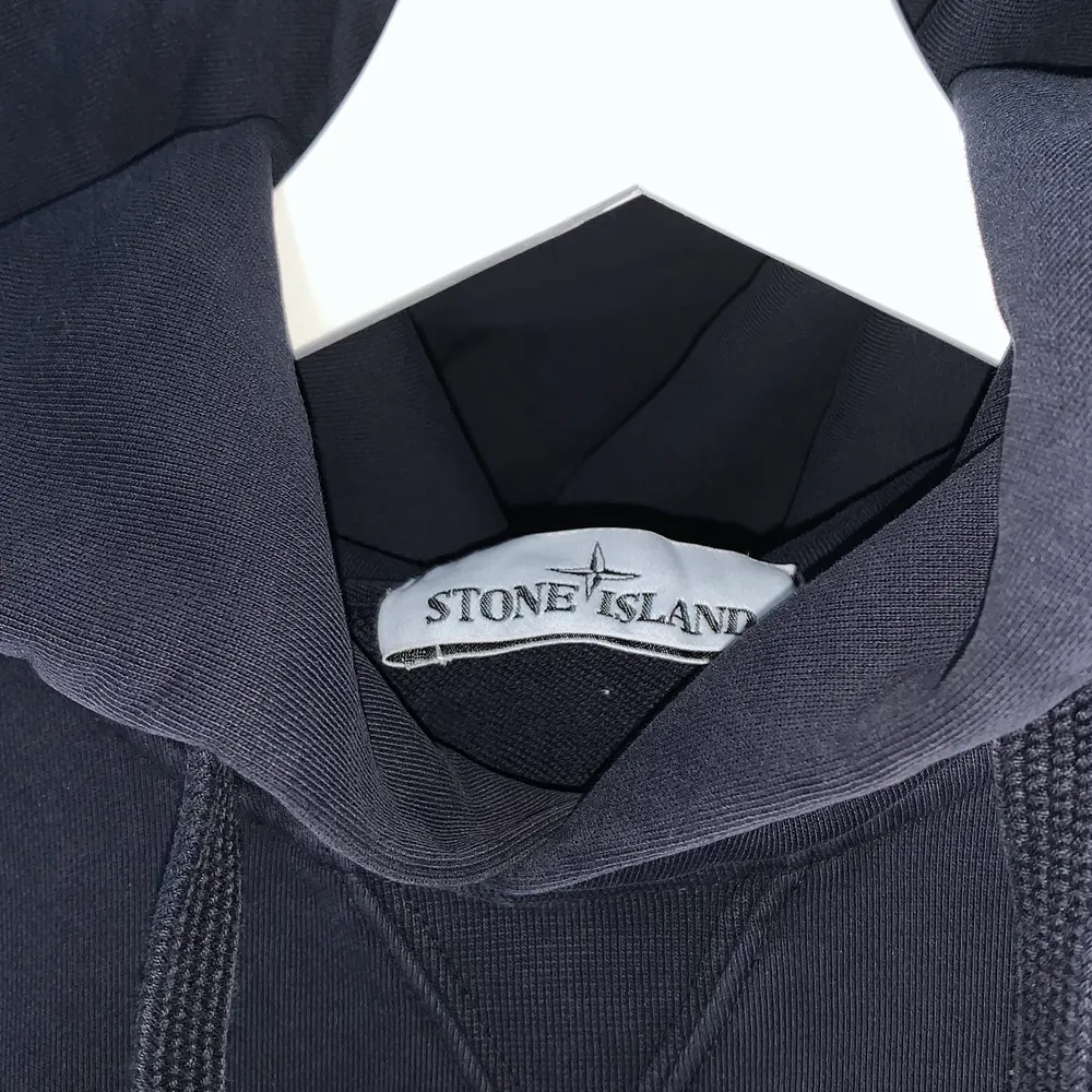 Stone island hoodie i Storlek M. Fin kondition, litet hål på fickan men syns knappt. Tröjor & Koftor.
