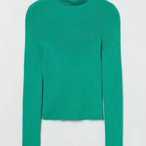 grön polo tröja & från Hm. ☘️ - säljer en jättefin grön polotröja i storlek M, köpt på Hm för 149kr. nästan helt ny och oanvänd. kontakta mig vid intresse och frakt tillkommer! 💗