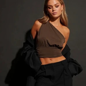 Topp - Från Hanna Schönbergs kollektion med nakd, slut i nästan alla storlekar. Säljer då den aldrig kommit till användning så alla lappar är kvar🤍