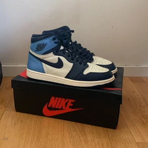 Air Jordan 1 High Obsidian  - Storlek 44 EU. Begagnade men i väldigt bra skick!
