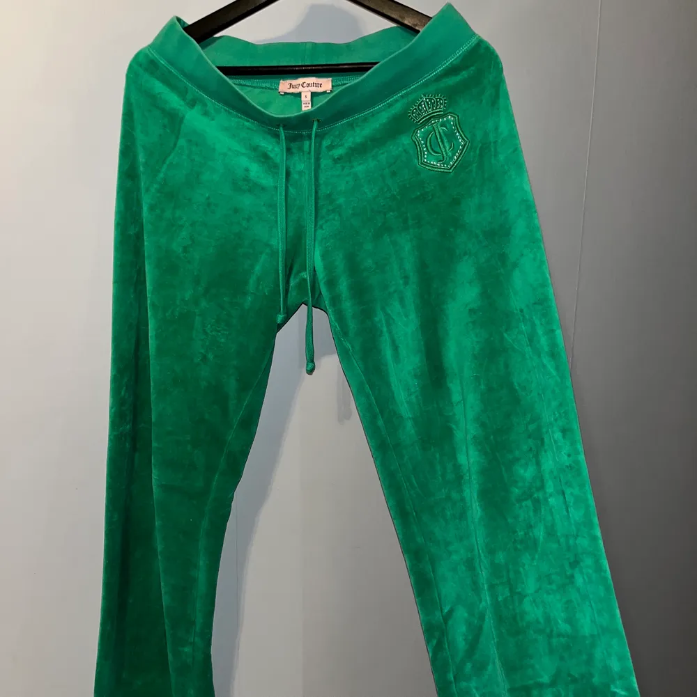 Gröna juicy couture byxor i jättefin färg! Är i den äldre modellen och lågmidjade så de har en super bra pass form, säljer då de va snäppet för korta för mig som är 174cm💚. Jeans & Byxor.