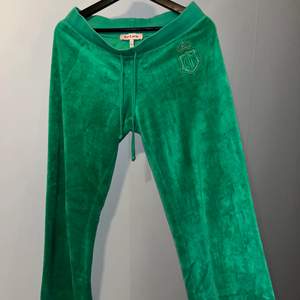 Gröna juicy couture byxor i jättefin färg! Är i den äldre modellen och lågmidjade så de har en super bra pass form, säljer då de va snäppet för korta för mig som är 174cm💚