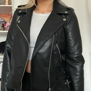Oanvänd Svart skinnjacka!!  - Säljer en svart helt oanvänd skinnjacka från zara i strl XL men som sitter som en XS-M (alltså liten i strl) 