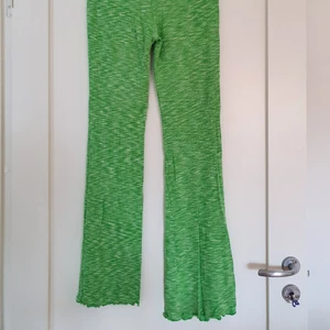 Bershka karismatiska byxor  - Snygga supersköna karismatiska Bershka byxor i strl S. Har använt dem få gånger och dem är som i nyköpt skick. Varför inte lite färg? Så skönt material och sitter som tights blandat som byxor. 