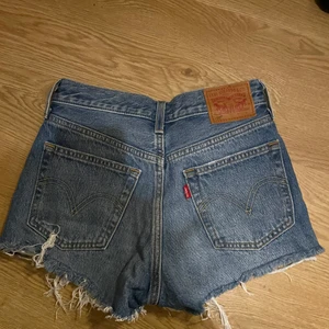 Levis shorts - Säljer dessa lågmidjade levis shortsen, de är i bra skick men tyvärr försmå för mig. Min syster köpte de för runt 400kr