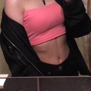 Rosa topp - Rosa topp utan armar ”bandau” topp. Köptes i gbg, använd två ggr. Åker inte ner utan sitter på som den ska.