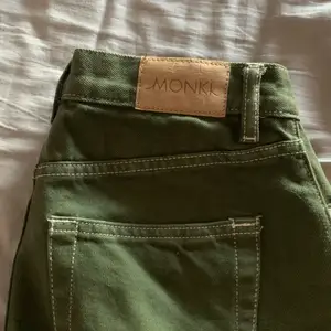 Säljer dessa gröna högmidjade straight Monki jeans Använd fåtal gånger. Fler bilder kan skickas vid intresse☺️ Köparen står för frakt📦
