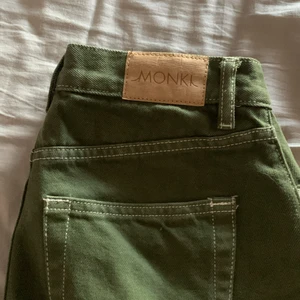 Högmidjade Monki jeans - Säljer dessa gröna högmidjade straight Monki jeans Använd fåtal gånger. Fler bilder kan skickas vid intresse☺️ Köparen står för frakt📦