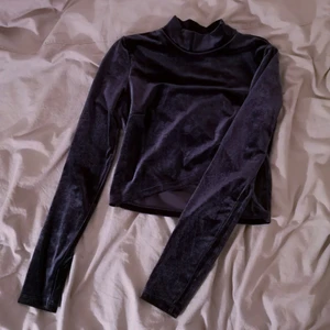 Gina Tricot croptop strl XS - Blågrå sammetstopp från Gina, inte mycket stretch. 