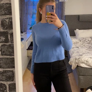 Blå stickad tröja💙 - Fin blå stickad tröja från hm, i bra skick. Köparen står för frakt!💗