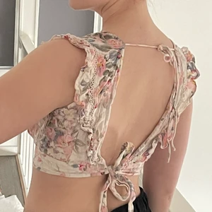 Topp med öppen rygg - Super fin somrig topp med öppen rygg!! Reglerbar i storleken eftersom man kan knyta i ryggen! Passar xs-m