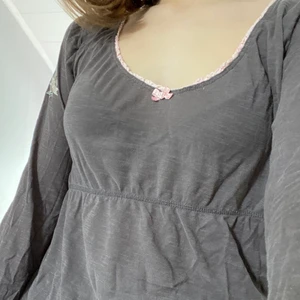 fin Odd Molly blus - säljer då den va för stor för mig. står ingen storlek men skulle säga storlek S, men väldigt stretchig. har inte använt den själv men köpte den här på plick så vet inte hur använd den var av andra säljaren. svarar jättegärna på frågor så det är bara att kontakta mig om du är intresserad!🥰🥰