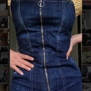 Hängselbyxor - Mörkblå hängselbyxor som är lite vida i benen. Jag tycker de är så himla coola! Använt kanske 5 gånger, orginalpriset ligger på 500kr