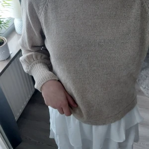 Stickad tröja - Beige stickad tröja från Gina Tricot. Storlek S. Köparen står för frakten🚚💛