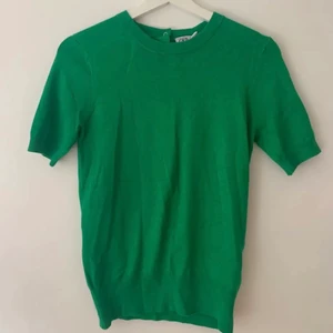 Fin grön tröja! - Säljer denna finstickade tröjan i en superfin grön färg. Köpt på plick. Första bilden är lånad av förra ägaren. Storlek M men passar på mig som oftast har S. Pris kan diskuteras!