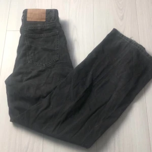 Jeans - Säljer mina fina jeans från hm då dem har blivit för små, säljer endast de i svart men dem ljusa är i samma modell ( hade ingen bild på de svarta ) de är ganska använda och har därför blivit lite ”toffsiga” men inget som man tänker på💕