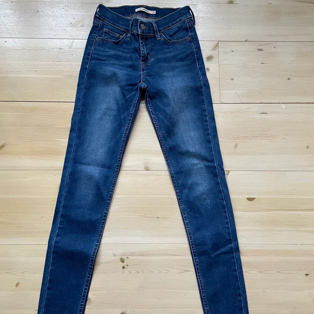 Superfina Levis jeans i modellen 710, storlek 25 i midja. Något använda men i mycket bra skick. Medel till låg midja. Köparen står för frakt. Jeans & Byxor.