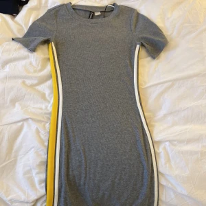 Ribbad klänning med stripes  - En söt klänning från Hm! Säljer pga den har blivit för liten❤️