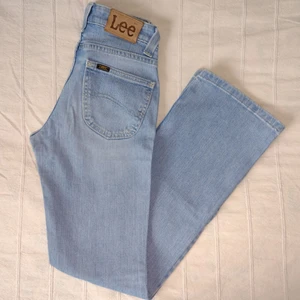 Lee Desoto - ljusa utsvängda y2k jeans - Ljusa utsvängda jeans från Lee. Modell: Desoto - så snygg (svår att få tag i nuförtiden). Sparsamt använda och i fint skick ("färgen" på gylflocket vet jag inte om den varit där hela tiden, såg den nu). Storlek 27:33. Innerbenslängd: ca 81 cm.