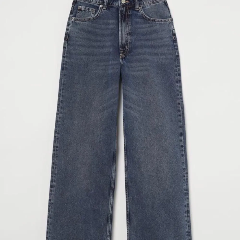 Fina nästan oanvända jeans från hm i en väldigt fin färg. Dom sitter lite loose i benen men väldigt bra i midjan på mig (jag brukar ha 34/36 i byxor). Köptes förra året. Sista bilden Visar bättre hur färgen ser ut. Jeans & Byxor.