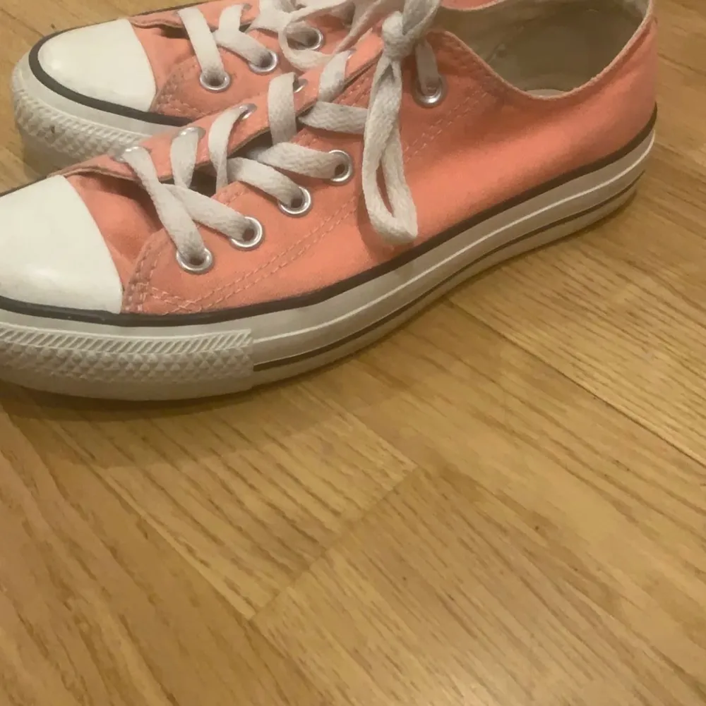 Jag tänkte sälja mina kära converse skor, då dom inte används längre. Har använt dom ett fåtal gånger men dom är tyvärr för små för mig. Dom är fortfarande i bra skick! Jag har storlek 38.5 / 39 och jag skulle gissa på att conversen är i storlek 37.5-38.. Skor.