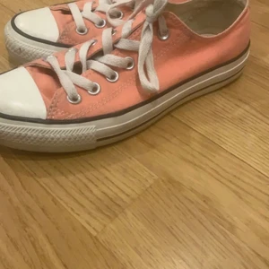 Rosa converse  - Jag tänkte sälja mina kära converse skor, då dom inte används längre. Har använt dom ett fåtal gånger men dom är tyvärr för små för mig. Dom är fortfarande i bra skick! Jag har storlek 38.5 / 39 och jag skulle gissa på att conversen är i storlek 37.5-38.