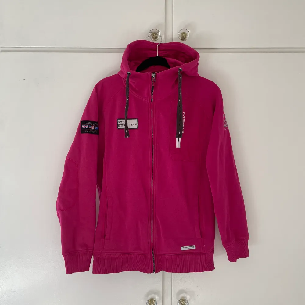 Cerise huvtröja ifrån Five seasons, storlek 38. Mycket fint skick, sparsamt använd.. Hoodies.