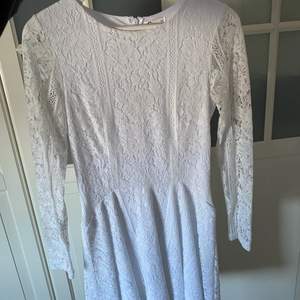 En vit spets klänning i storlek XS från Cubus! Använd endast en gång och är precis som ny!🤍