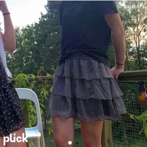 Hm kjol storlek XS - Säljer min hm kjol köpt för ett år sedan men använd till 3-4 gånger❤️ ny skick och den passar även för mig som har storlek S i vanliga fall🙌🏾 jag tänker sälja den för 100kr men köp direkt för 150❤️ nypris är 200kr🙌🏾  kan mötas! Men frakt får betalas❤️