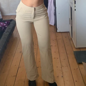 Beiga luftiga byxor  - Luftiga byxor från Shein i storlek S. Säljer pga dem e förstora i midjan på mig. Mitt midjemått: 66 cm