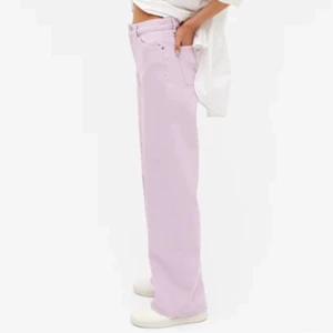 Jeans - Säljer ett par jättefina pastell-lila jeans från Monki. De är knappt använda då jag inte riktigt trivs i färgen. Original pris 400kr. Passar jätte bra nu till våren sommaren!✨ (lånade bilder från hemsidan)