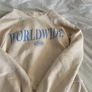 Supergullig beige hoodie, aldrig använd💕 Skriv för fler bilder, köparen står för frakten💗💗💗