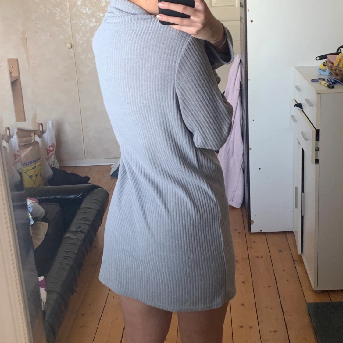 En grå stickad långärmad klänning  - 90