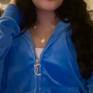 Blå juicy couture tröja storlek L - Säljer min blåa juicy couture tröja pga den är för stor.Använd 1-2 gånger och är som ny i skick, köpte tröjan i januari så den är helt ok ny. Har även byxorna till tröjan,är du intresserad av att köpa båda hör av dig om det.